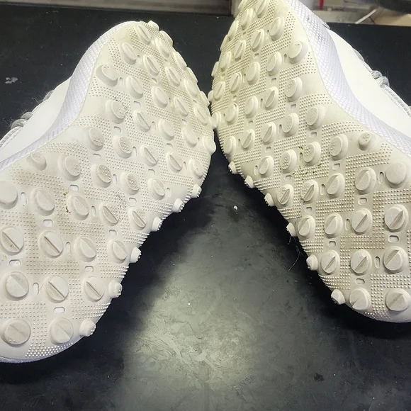 Mens 12 Under Armour Fat Tire Venture Pro shoes in white or light tan. Excellent - Picture 8 of 9